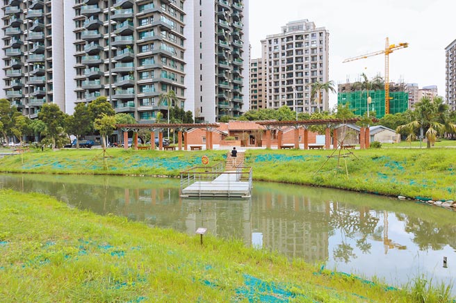 东兴圳2期工程包含改善汾阳堂入口处，并于公园增加步道等，方便民眾亲水、休憩。（庄旻静摄）