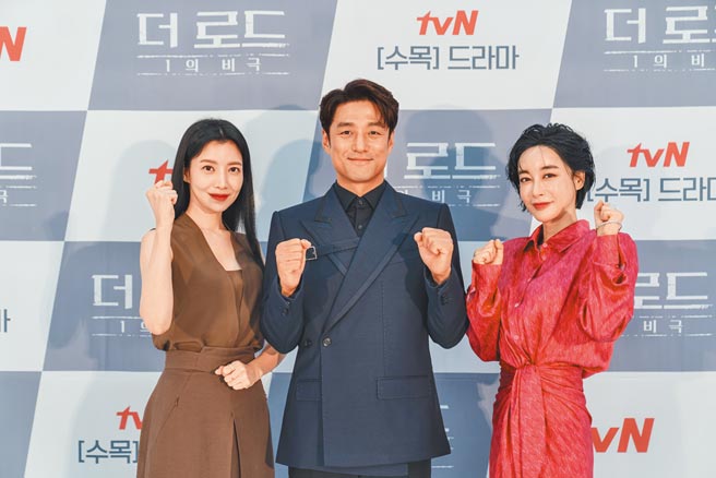 尹世雅（左起）、池珍熙、金惠恩出席新戏《The Road：1的悲剧》记者会。（friDay影音提供）