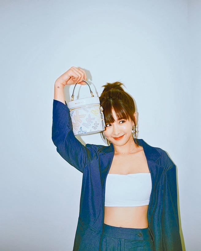 安心亚以一身性感装束展演Michael Kors全新七夕胶囊包款。Michael Kors Bedford肩背包，1万2800元。（Michael Kors提供）