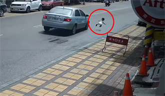 影》南投1歲男童衝馬路 遭車撞飛噴4米遠 驚悚影片曝光