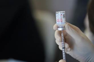 疫苗告急 近400萬人仍非莫德納不打 占比不減反增