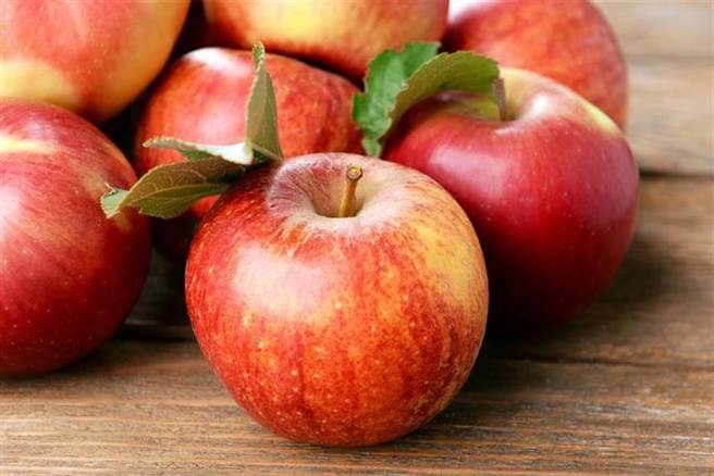 蘋果延緩骨質流失！專家教吃法 整顆營養全都吸收。(示意圖/Shutterstock)