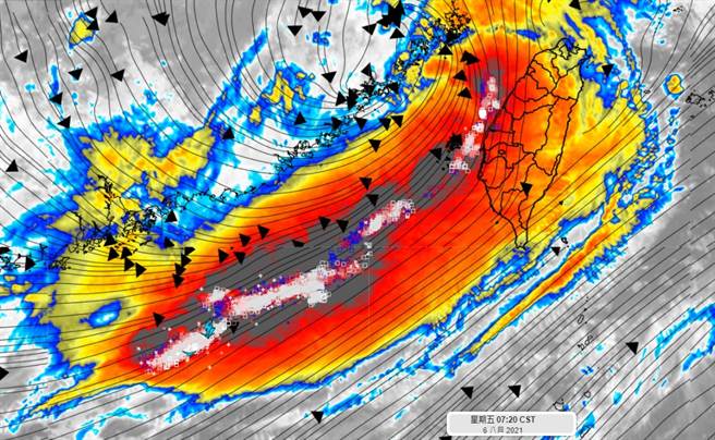 彭啟明今PO出雷達回波圖說，好強的閃電列車，這波西南季風將近800公里。（圖／翻攝自彭啟明臉書）