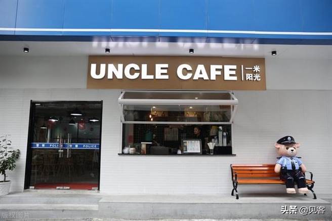 浙江杭州拱墅公安分局的「拱墅公安•咖啡伴你」咖啡廳，開在分局大院，門口是當地警局吉祥物。（網易╱吳軒娛樂）