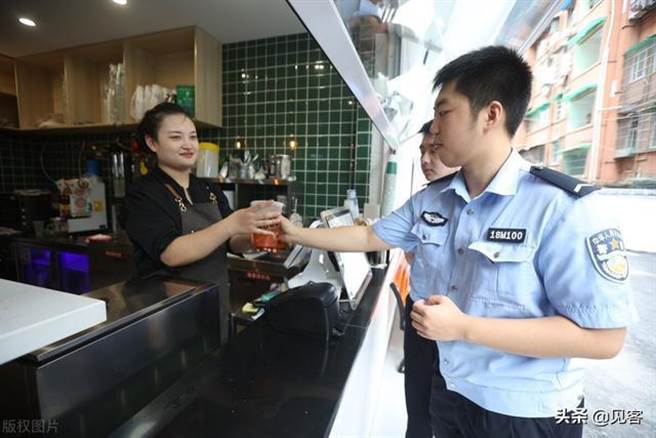 浙江杭州拱墅公安分局的「拱墅公安•咖啡伴你」咖啡廳，開在分局大院，服務員警。（網易╱吳軒娛樂）