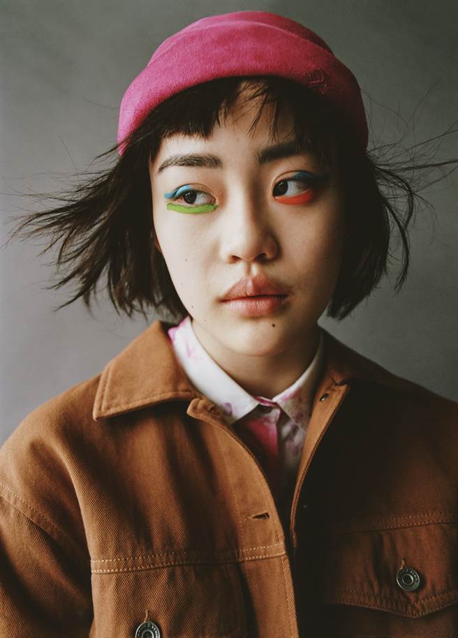 秋冬女装 – 悠美多彩线条营造优雅迷人秋冬风情（图／班尼顿提供）