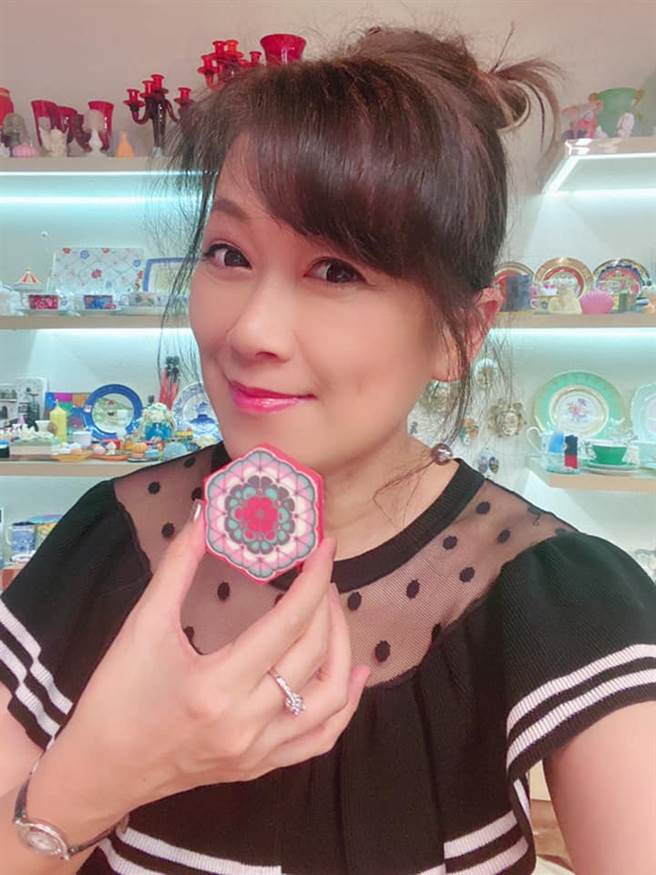 張金鳳不斷爆料和蕭大陸、侯怡君的當年真相。(圖/翻攝自張金鳳臉書)