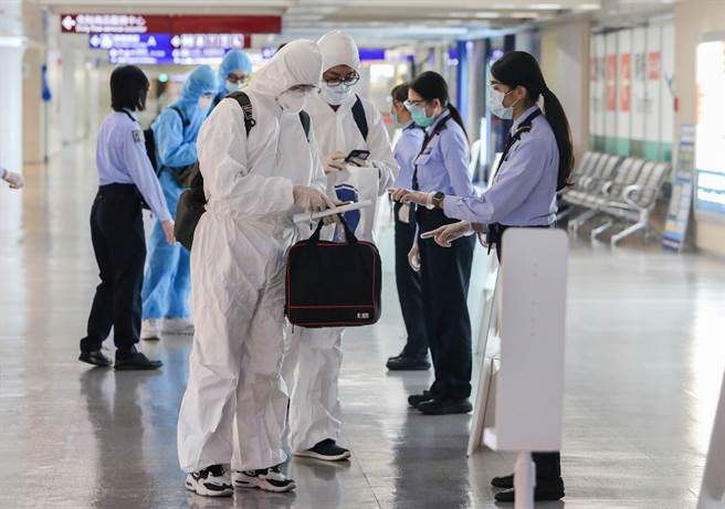 台湾全力防堵Delta变种病毒扩散。图为桃园机场入境旅客检疫的画面。（陈麒全摄）