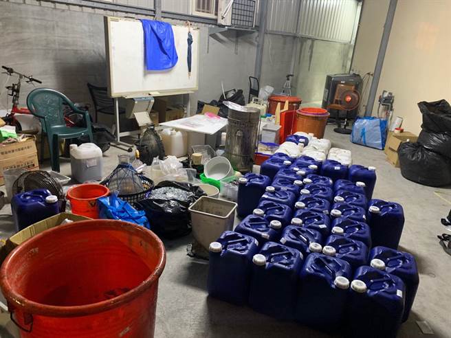 高雄、屏东警方联手破获制毒工厂逮2嫌。（图／左营分局提供）