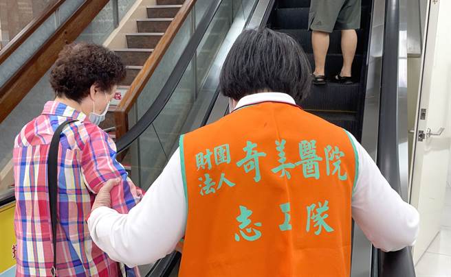奇美醫學中心社會服務部社工組志工隊創隊至今邁入34個年頭，志工隊人數約400人。（奇美醫學中心提供／曹婷婷台南傳真）