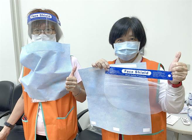 志工協助面罩「加工」助醫護抗疫。（奇美醫學中心提供／曹婷婷台南傳真）