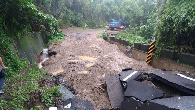 連日大雨沖刷，台南市龍崎山區出現多處崩塌。（龍崎區公所提供／曹婷婷台南傳真）