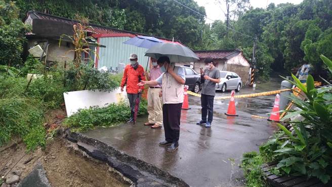 連日大雨沖刷，台南市龍崎山區出現多處崩塌。（龍崎區公所提供／曹婷婷台南傳真）