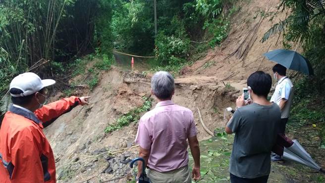 連日大雨沖刷，台南市龍崎山區出現多處崩塌。（龍崎區公所提供／曹婷婷台南傳真）