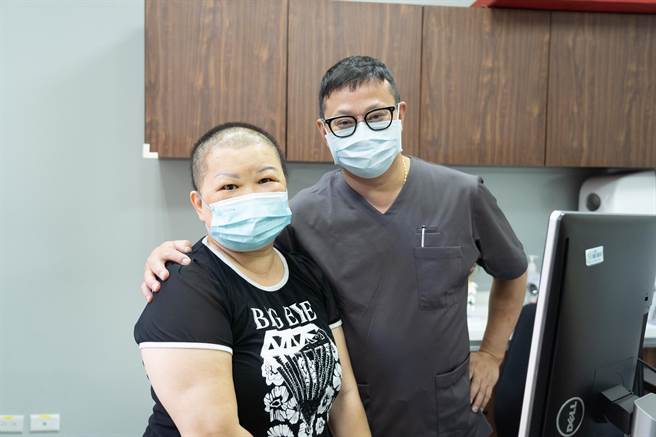 陳姓患者（圖左）2個月內開3次腦部手術，幸好腫瘤順利切除，目前定期回醫院。（長安醫院提供／張妍溱台中傳真）