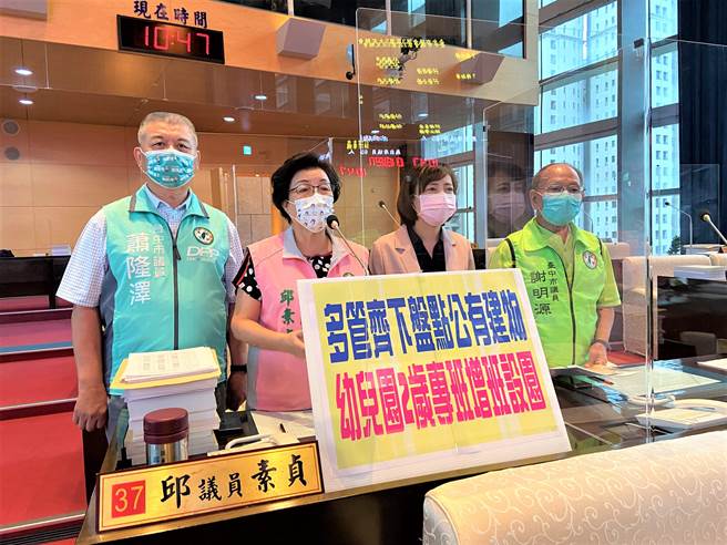 民进党台中市议员萧隆泽（左起）、邱素贞、陈淑华、谢明源6日质询时，要求教育局盘点公有建物等设施，将设2岁专班所需设施设备，纳入公共化幼儿园增班设园整体规画。（卢金足摄）