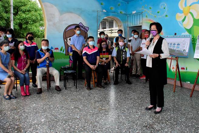 伸港鄉大同國小重建，　縣長王惠美今天和民代前往視察。（吳敏菁攝）