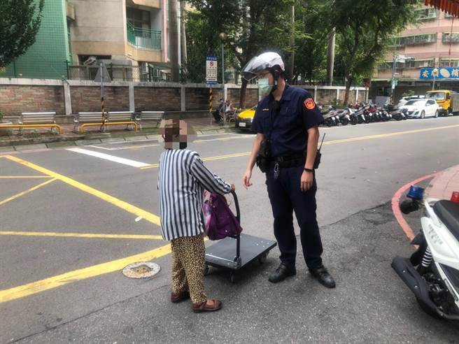 8旬老婦烈日中迷路　暖警助失智婦平安返家（三重分局提供／戴上容新北傳真）