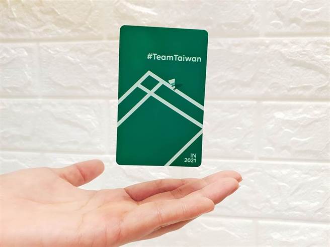 粉絲敲碗成功，一卡通推出象徵「麟洋配」奪金「IN」卡片。（一卡通公司提供／石秀華高雄傳真）
