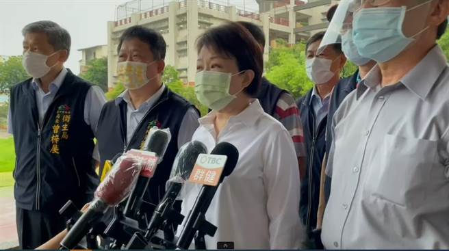 台中市長盧秀燕6日冒雨視察北屯區東光國小快打站，受訪時擔心沒疫苗。（台中市政府提供／張妍溱台中傳真）