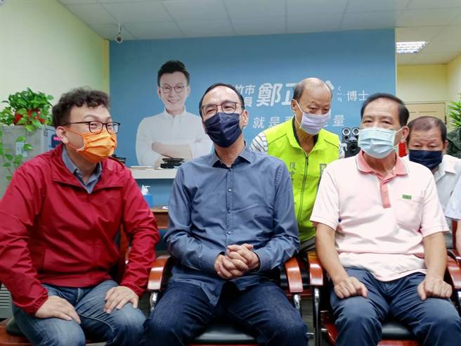 國民黨前主席朱立倫（左二）到新竹市爭取黨員支持。（邱立雅攝）