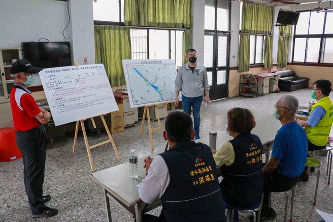 立法院副院長蔡其昌邀相關單位會勘，爭取前瞻計畫總經費374萬元施作自來水延管工程。（陳淑娥攝）