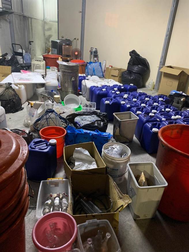 詹姓男子与黄姓友人共同在高雄林园租屋制造安非他命，正当提炼毒品先驱原料甲基麻黄碱素时，被警方逮捕查扣料甲基麻黄碱素约100公克及一批原料和制毒工具。(警方提供／林雅惠高雄传真)