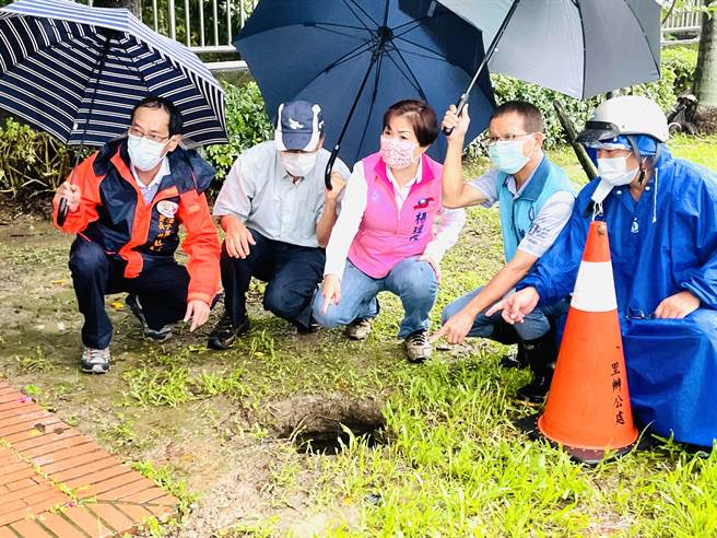 顶湾潭河滨公园地基遭掏空出现坑洞，立委杨琼璎（右三）、市议员赖朝国（右二）邀集相关单位冒雨会勘。（王文吉摄）
