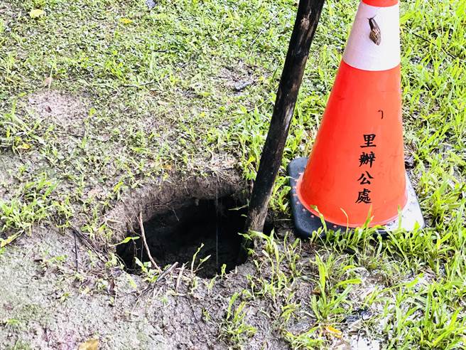 顶湾潭河滨公园地基疑遭水圳冲刷流失，出现直径及深度约60公分坑洞。（王文吉摄）