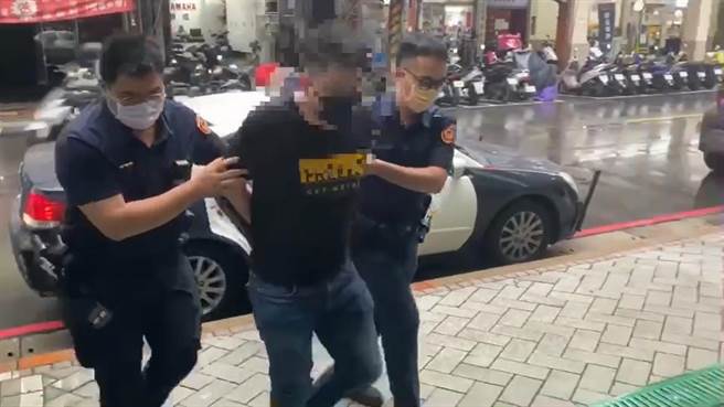 39歲于姓男子與41歲廖姓妻子今（6日）上午前往中和區戶政事務所辦理離婚，豈料雙方在戶所內發生爭吵，郭姓課長見狀上前勸導反被于男毆傷。（翻攝）