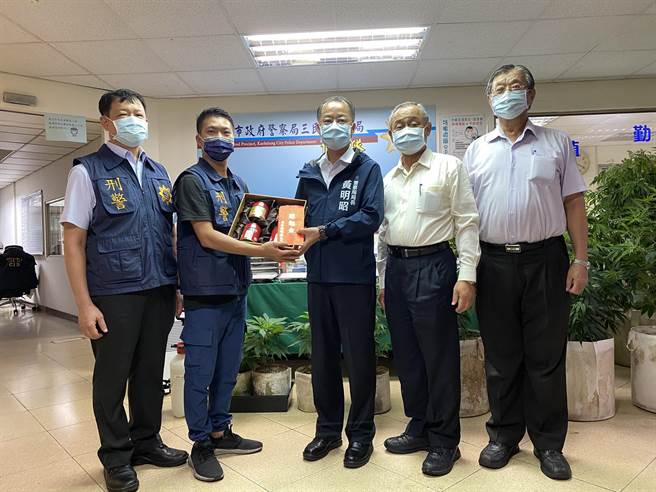 高市警察局長黃明昭頒獎表揚偵破大麻工廠的有功人員。（讀者提供／石秀華高雄傳真）