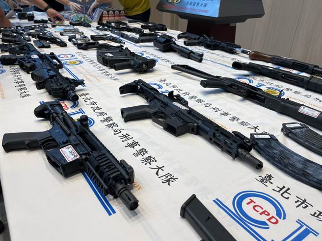 北市刑大破获天道盟军火库，查扣24把长短枪械。（北市刑大提供）