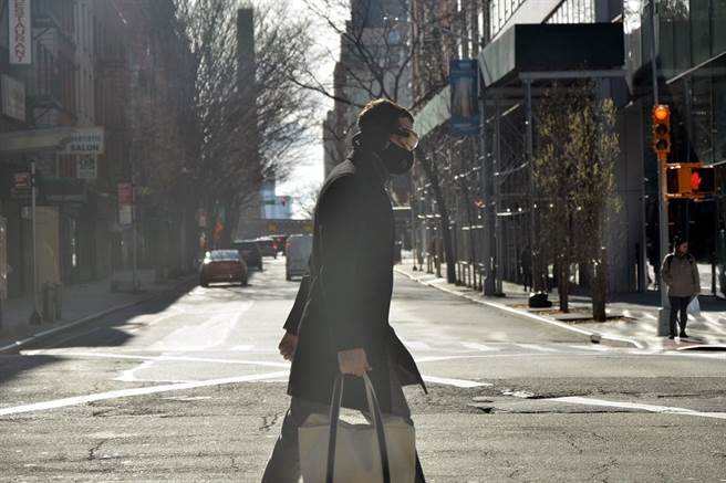 从去年疫情爆发以来，外出戴口罩已成为纽约人的日常习惯。（摄影／李濠仲）