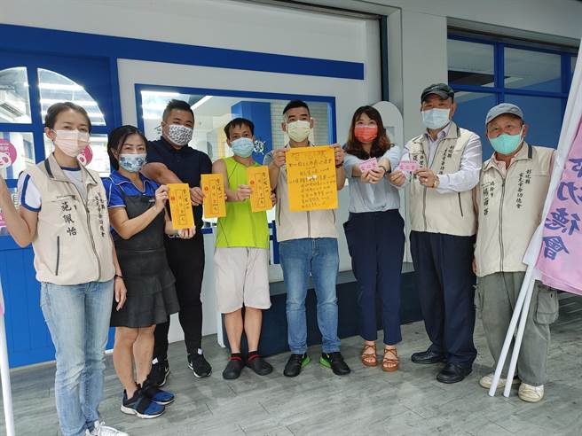 疫情嚴峻許多店家關門無法做生意，更有許多弱勢家庭陷入困境，彰化溪湖大竹里長何炳樺（右４）就號召各界愛心，購買超過千份的早餐供弱勢家庭免費享用。（吳建輝攝）