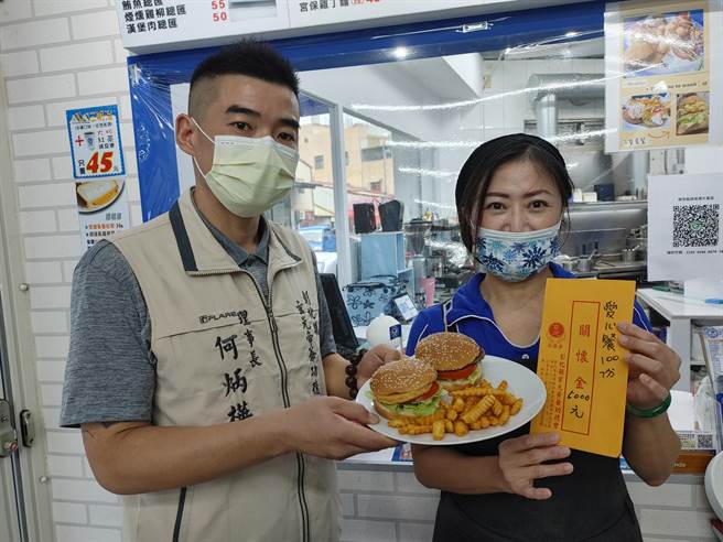 何炳樺說，餐點的部分可以持「愛心券」到唯克溪湖店、巷口飯糰、彰水路弘爺早餐店等領取，現階段先從各村里長反映需要的民眾發放，還有彰化YMCA課後輔導班的小朋友。（吳建輝攝）