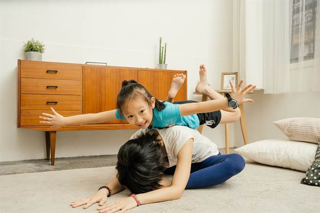 每天拨出适当时间与孩子相处、互动，是居家期间亲子共处的重要课题。（摄影／林家贤）