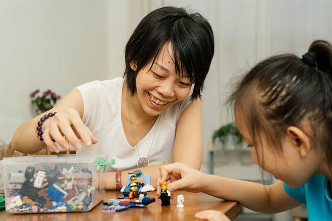 居家防疫期间，在生活中安排与孩子一起参与的活动，让彼此共同学习与成长。（摄影／林家贤）