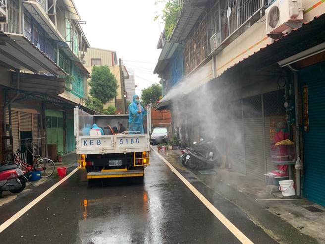 嘉縣政府到確診個案住家及相關足跡附近清消。（嘉縣政府提供／張亦惠嘉縣傳真）