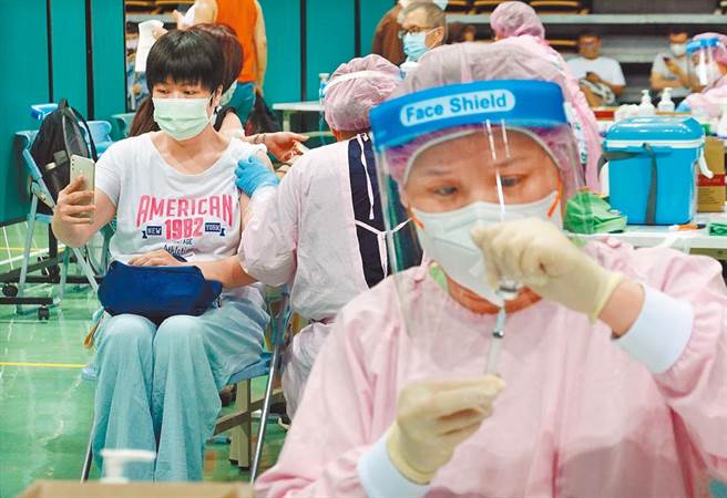 新北市新莊綜合體育館接種民眾注射AZ疫苗（姚志平攝）
