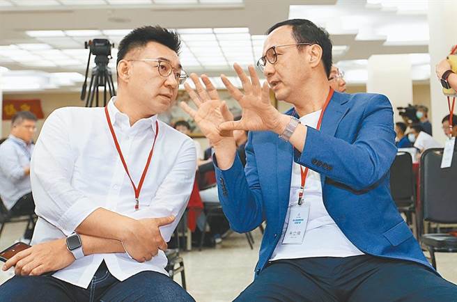 國民黨主席江啟臣（左）和前任黨主席朱立倫（右）。（中時資料照）