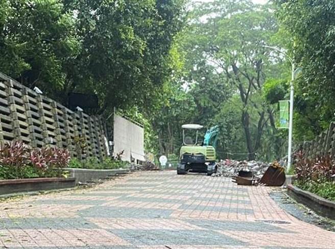 维修工人受困在寿山动物园亲水广场坑洞中，救难人员架设简易绳索后，成功引导、将人吊挂拉出。（民眾提供／袁庭尧高雄传真）