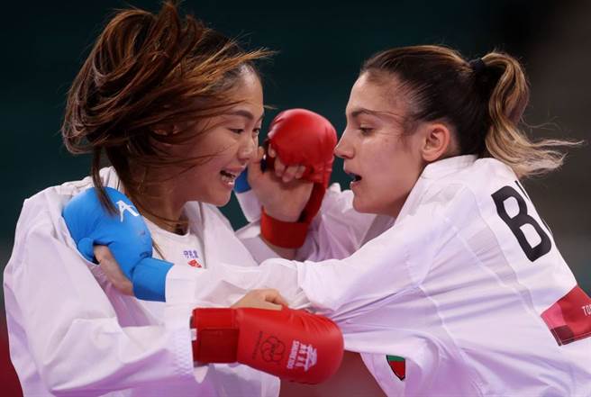 中华队文姿云(左)、保加利亚Ivet Goranova在小组赛交手。（路透）