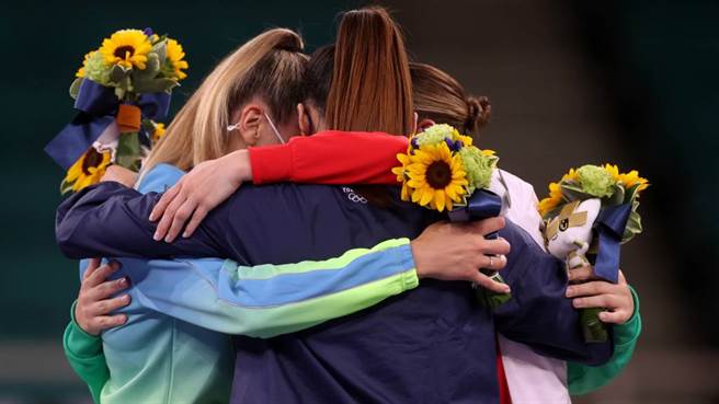 空手道女子4强颁奖之后4人相拥告别。（路透）