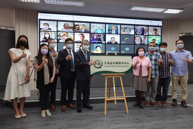 国立中山大学「全英语卓越教学中心」6日上午揭牌，针对大一至大三具有一定英语能力的学生，提供全方位的英语能力教学，奠定职前实务经验。（国立中山大学提供／袁庭尧高雄传真）