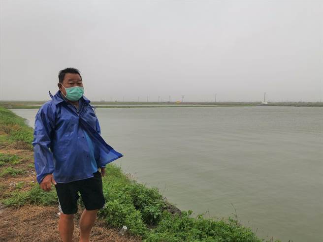养殖业者翁炎棋表示，位于台61线旁的文蛤池，水位已经比平常涨了60至100公分。(刘秀芬摄)