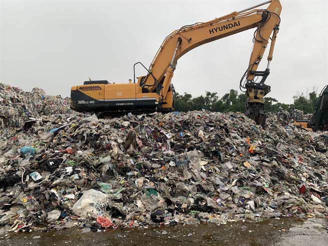 台中市南屯區文山焚化廠內堆置大量垃圾，引發周邊居民不滿。（林欣儀攝）