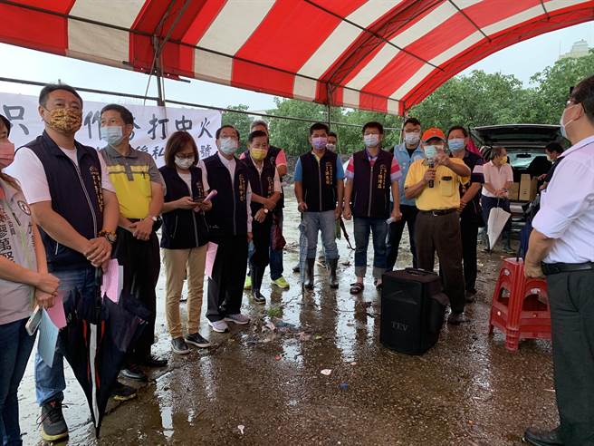 台中市南屯區文山焚化廠內堆置大量垃圾，引發周邊居民不滿，周邊幾個里的里長到焚化廠表達抗議。（林欣儀攝）