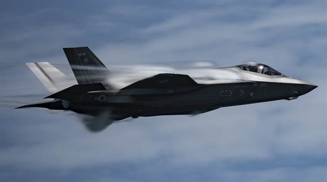 美国空军为了因应中俄等强敌威胁，已首度动用F-35战机（见图）扮演红军与蓝军对战。（美国空军）