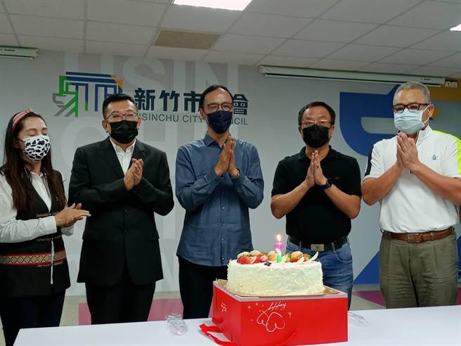 國民黨前主席朱立倫認為民進黨政府要發5倍券是擾民，現金就是最好的券。（邱立雅攝）