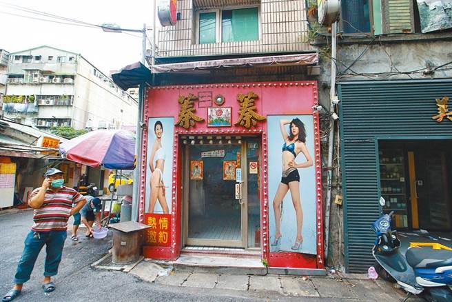 北市日前宣布萬華茶室9月將有條件復業，不准陪侍外也要求違建限期拆除，遭批評「行抄家之實」恐治標不治本。（示意圖，本報資料照片）